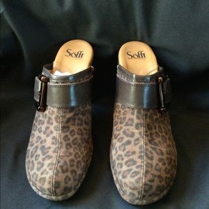 NEW Sofft adorable animal print platform mules